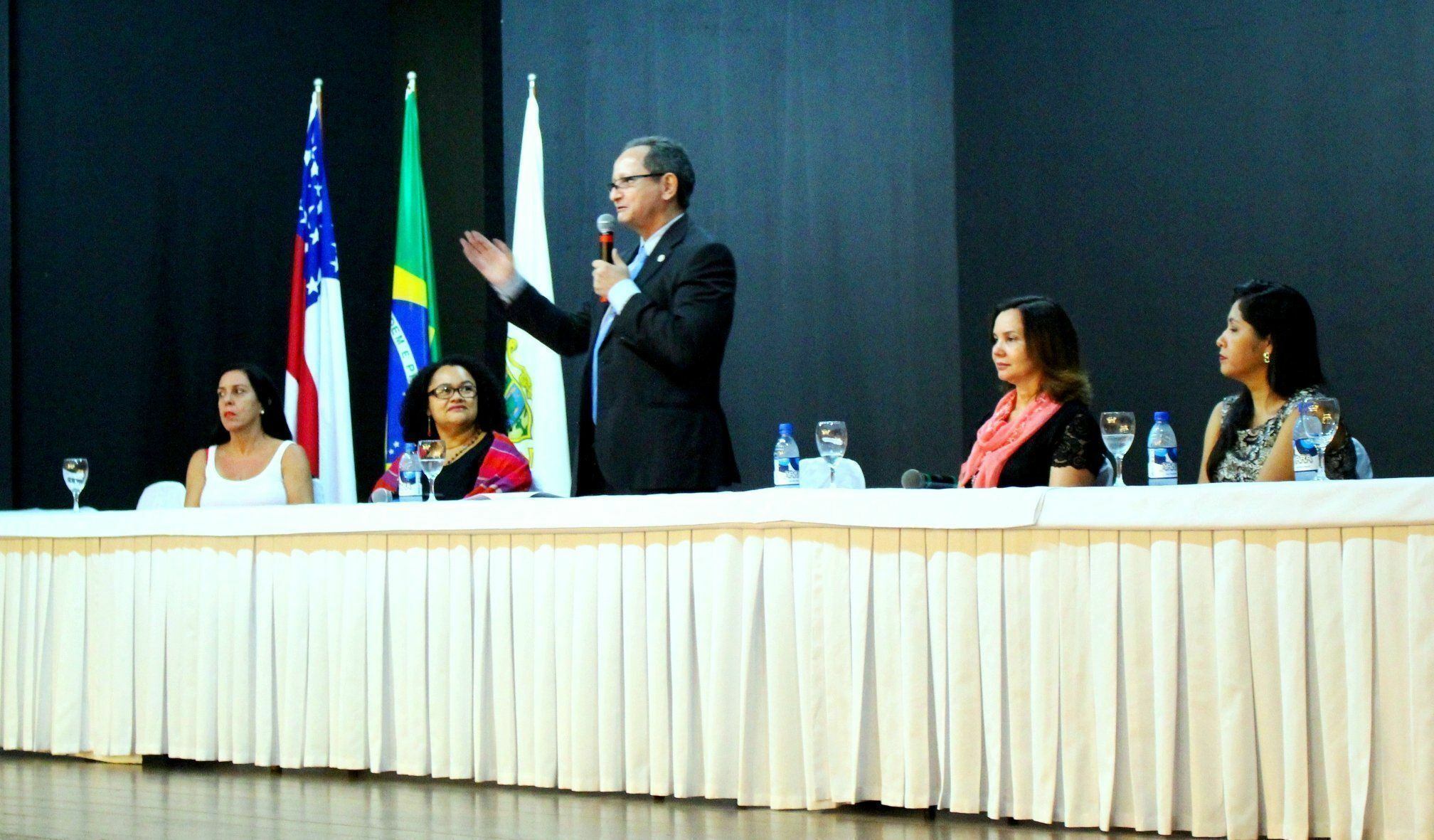 Mesa de abertura do evento
